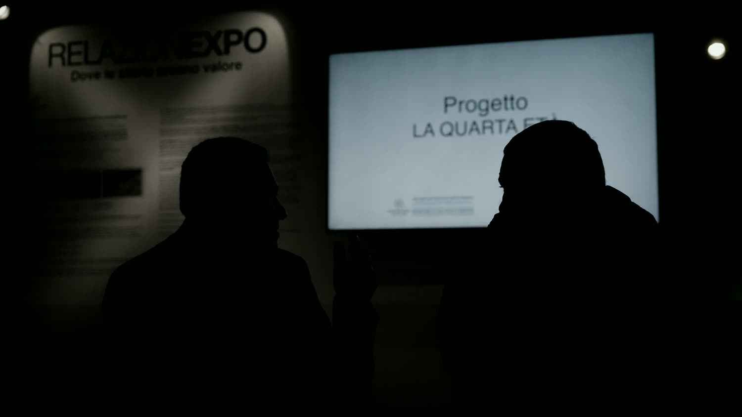 Due persone davanti a uno schermo a RelazionExpo